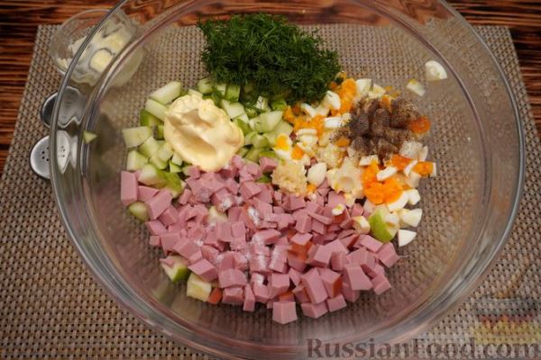 Салат с колбасой, яблоком и яйцами