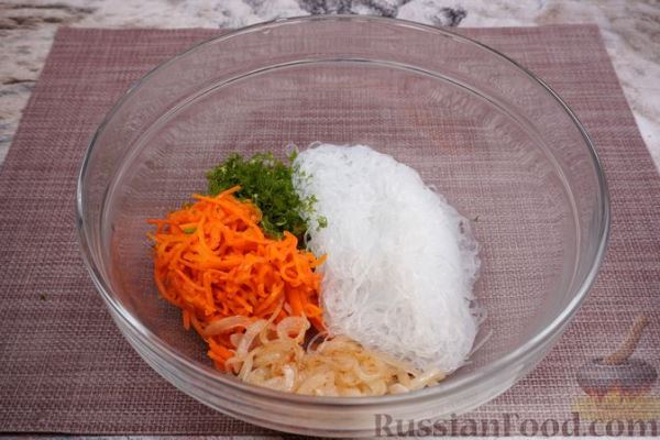 Салат с фунчозой, кальмарами и морковью по-корейски